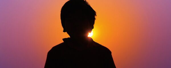 Мальчик стоит на фоне заката, иллюстративное фото Мальчик стоит на фоне заката, иллюстративное фото - Sputnik Казахстан