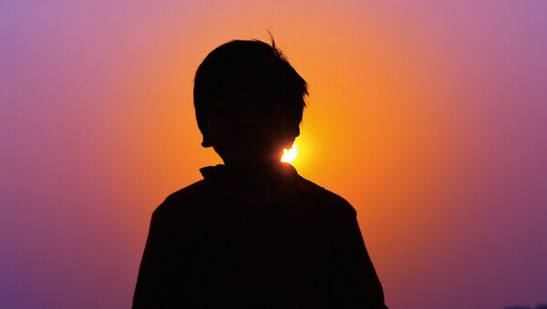 Мальчик стоит на фоне заката, иллюстративное фото - Sputnik Қазақстан