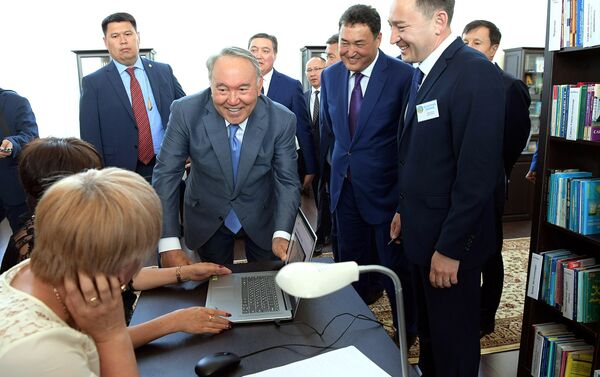 Побывал на предприятиях, пообщался с людьми, почувствовал настроение народа, - рассказал глава Казахстана о визите в Павлодарскую область. - Sputnik Казахстан