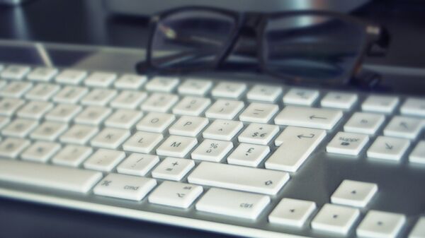 Очки на компьютерной клавиатуре, иллюстративное фото - Sputnik Казахстан