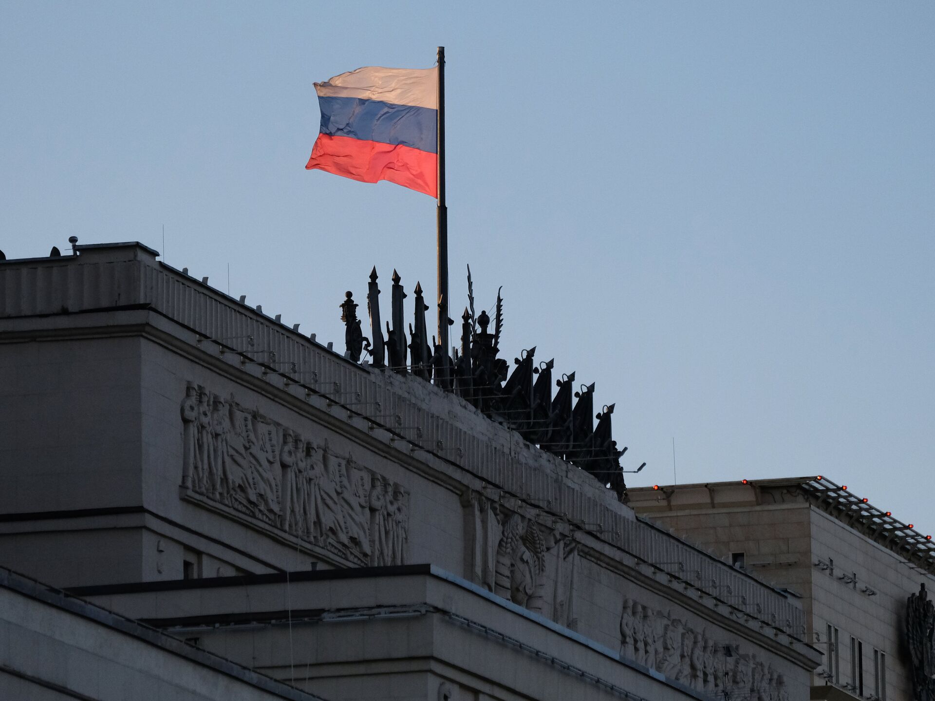 Флаг на здании. Флаг России на здании Министерства обороны. Знамена на зданиях. Здание Минобороны. Здание Минобороны РФ.