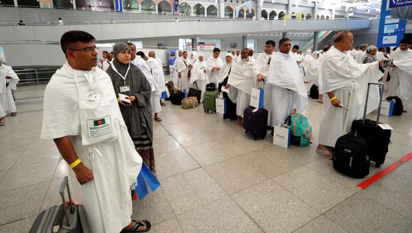 Паломники проходят паспортный контроль в аэропорту Джидды, Саудовская Аравия - Sputnik Казахстан