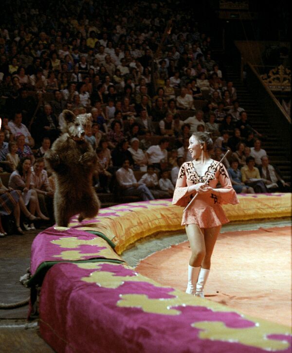 Дрессировщица медведей Шолпан Кажанбердиева на арене цирка со своими питомцами. Казахская ССР - Sputnik Казахстан