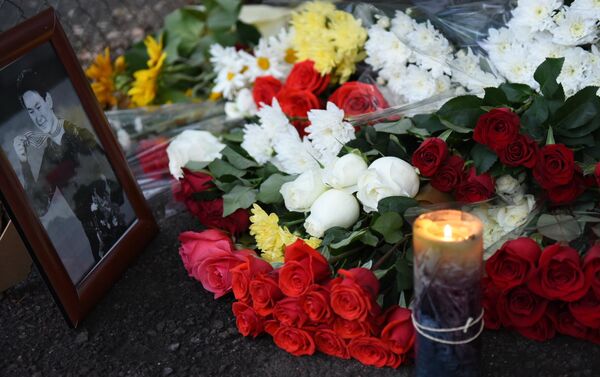 Алматинцы несут цветы к месту нападения на Дениса Тена - Sputnik Казахстан