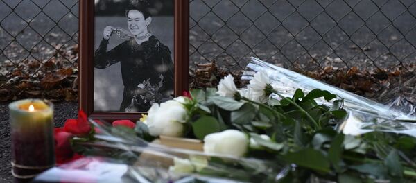 Алматинцы несут цветы к месту нападения на Дениса Тена - Sputnik Казахстан