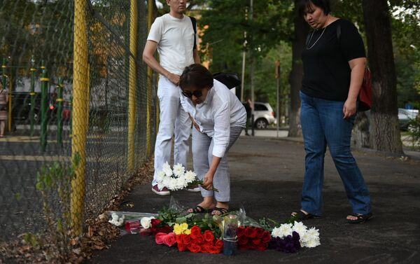 Алматинцы несут цветы к месту нападения на Дениса Тена - Sputnik Казахстан