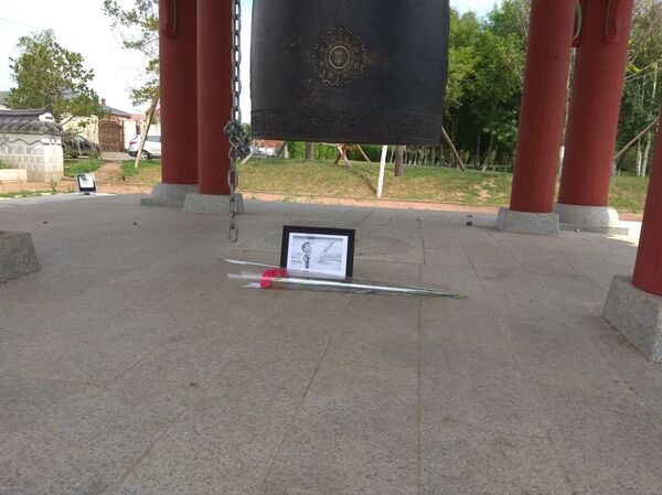 Фото Дениса Тена и цветы в парке Жетісу в Астане Фото Дениса Тена и цветы в парке Жетісу в Астане - Sputnik Казахстан