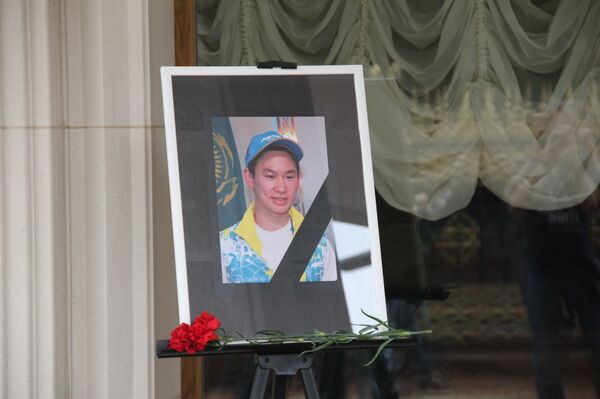 Акция в память о фигуристе Денисе Тене проходит у посольства Казахстана в Москве Акция в память о фигуристе Денисе Тене проходит у посольства Казахстана в Москве - Sputnik Казахстан