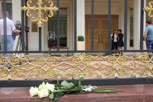 Акция в память о фигуристе Денисе Тене проходит у посольства Казахстана в Москве Акция в память о фигуристе Денисе Тене проходит у посольства Казахстана в Москве - Sputnik Казахстан