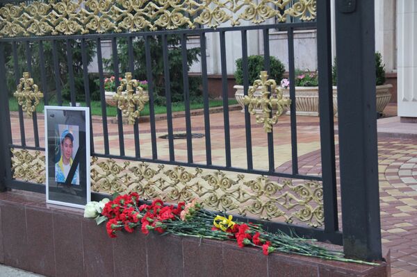 Акция в память о фигуристе Денисе Тене проходит у посольства Казахстана в Москве Акция в память о фигуристе Денисе Тене проходит у посольства Казахстана в Москве - Sputnik Казахстан