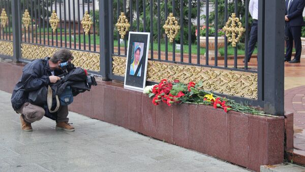 Акция в память о фигуристе Денисе Тене проходит у посольства Казахстана в Москве - Sputnik Казахстан