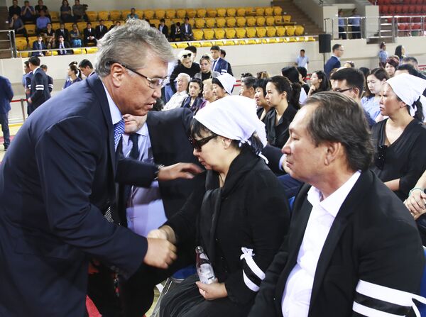 Арыстанбек Мұхамедиұлы Денис Теннің отбасына көңіл айтуда Арыстанбек Мұхамедиұлы Денис Теннің отбасына көңіл айтуда - Sputnik Қазақстан