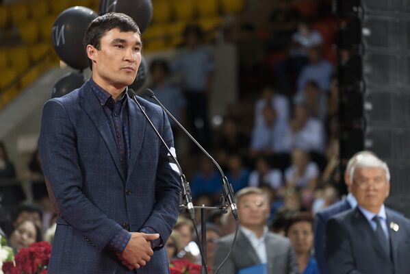 Олимпийский чемпион по боксу Серик Сапиев выступил на церемонии прощания - Sputnik Казахстан