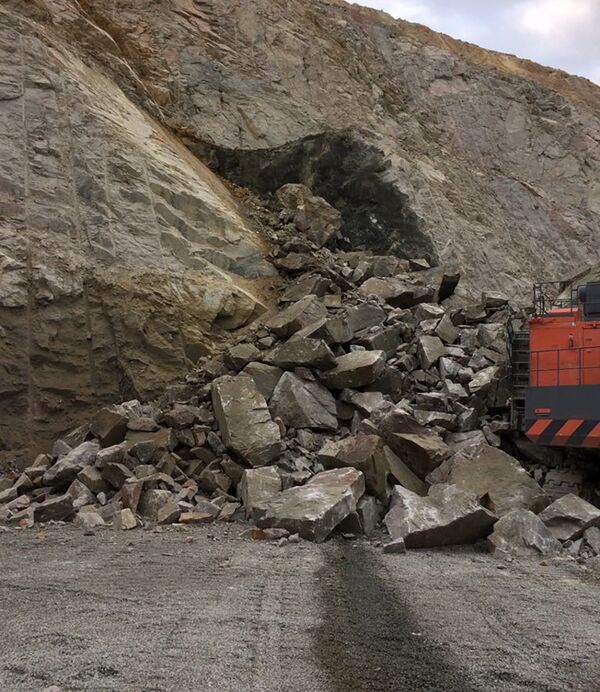 Экскаватор завалило камнями в карьере Экскаватор завалило камнями в карьере - Sputnik Казахстан