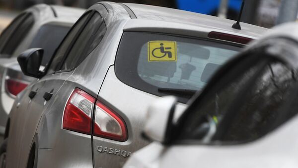 Опознавательный знак Инвалид под стеклом автомобиля - Sputnik Казахстан