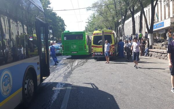 Два пассажирских автобуса столкнулись в Алматы - Sputnik Казахстан