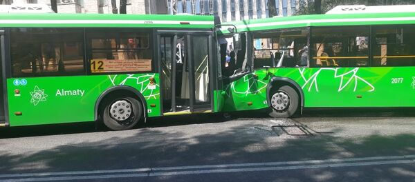 Алматыда екі жолаушы автобусы соқтығысты - Sputnik Қазақстан