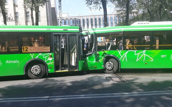 Два пассажирских автобуса столкнулись в Алматы - Sputnik Казахстан