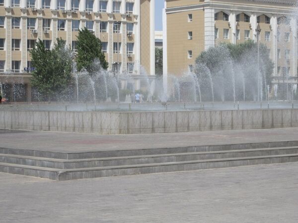 Фонтаны сдувает от сильного ветра с пыльной бурей в Кызылорде Фонтаны сдувает от сильного ветра с пыльной бурей в Кызылорде - Sputnik Казахстан