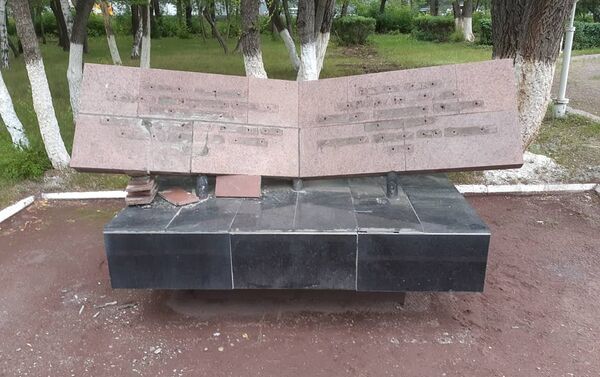 Вандалы разгромили памятник погибшим шахтерам в Караганде - Sputnik Казахстан