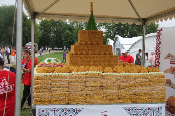 Национальное лакомство - гигантский чак-чак   - Sputnik Казахстан