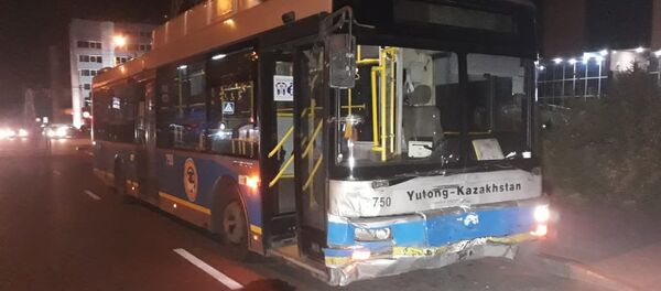 Алматыда автобус жеңіл көлікті мыжып тастады Алматыда автобус жеңіл көлікті мыжып тастады - Sputnik Қазақстан
