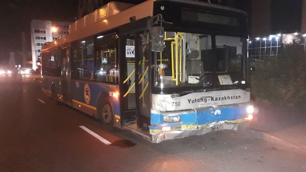 Автобус протаранил легковую машину в Алматы - Sputnik Казахстан