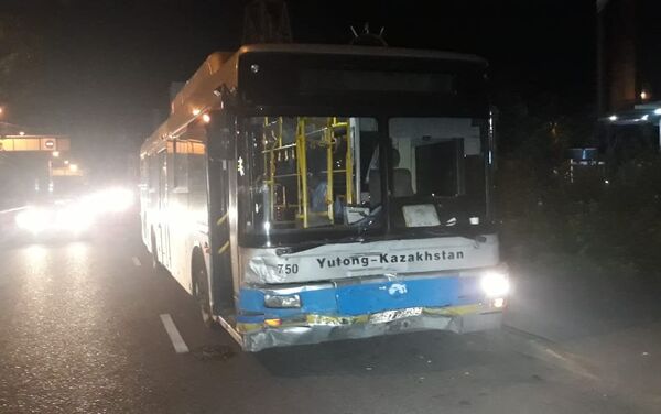 Автобус протаранил легковую машину в Алматы - Sputnik Казахстан