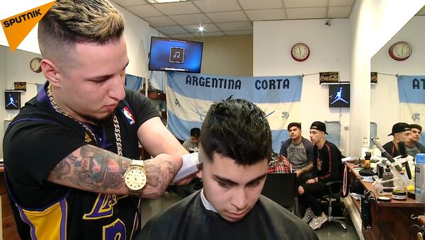 Безрукий парикмахер – лучший в Аргентине - Sputnik Казахстан