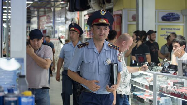 Полицейский рейд в центре автозапчастей Car City - Sputnik Казахстан