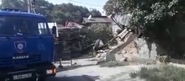 Самосвал с отказавшими тормозами задавил водителя в Алматы – кадры с места ЧП Самосвал с отказавшими тормозами задавил водителя в Алматы – кадры с места ЧП - Sputnik Қазақстан