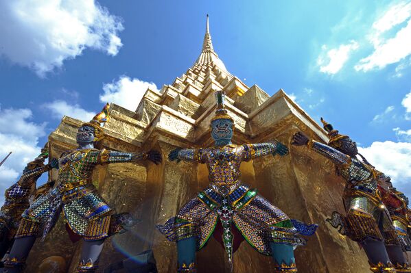 Гигантские статуи в Храме Изумрудного Будды в Бангкоке, архивное фото - Sputnik Казахстан