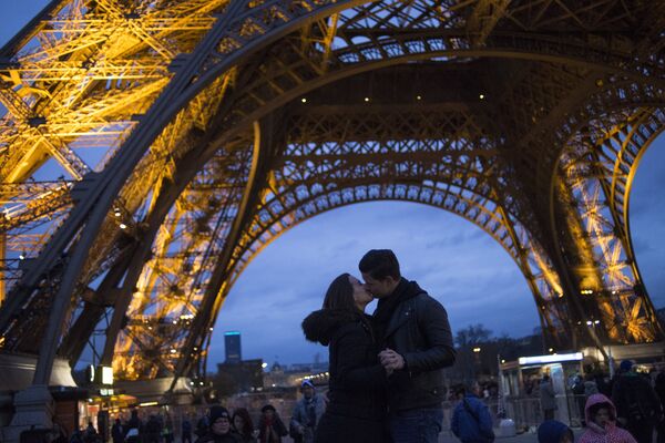 Влюбленные возле Эйфелевой башни в Париже - Sputnik Казахстан