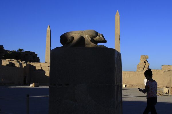 Турист статуи скарабея на руинах Карнакского храма в Луксоре, Египет - Sputnik Казахстан