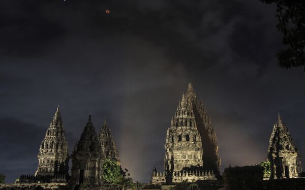 Кровавая луна над храмом в столице Индонезии Джакарте - Sputnik Казахстан