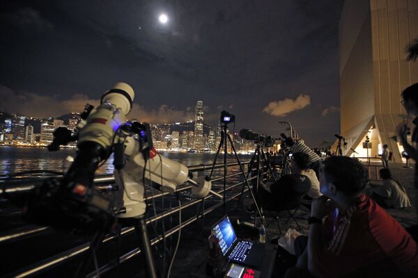 Люди наблюдают за затмением луны из телескопа в Гонконге - Sputnik Казахстан