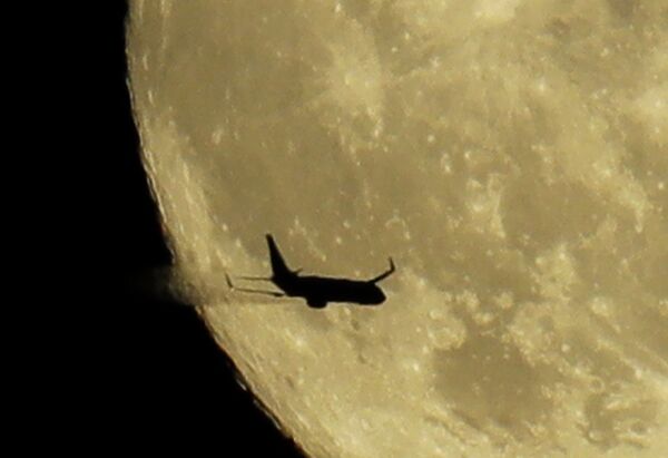 Самолет над Вашингтоном на фоне кровавой луны - Sputnik Казахстан