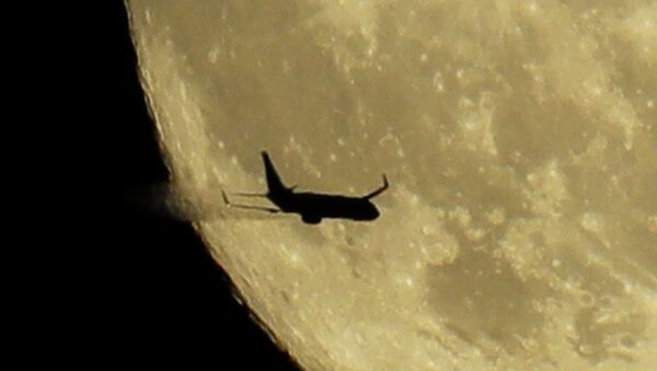 Самолет над Вашингтоном на фоне кровавой луны - Sputnik Казахстан