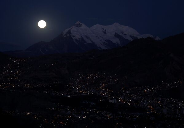 Луна над горами в городе Ла-Пас в Боливии - Sputnik Казахстан