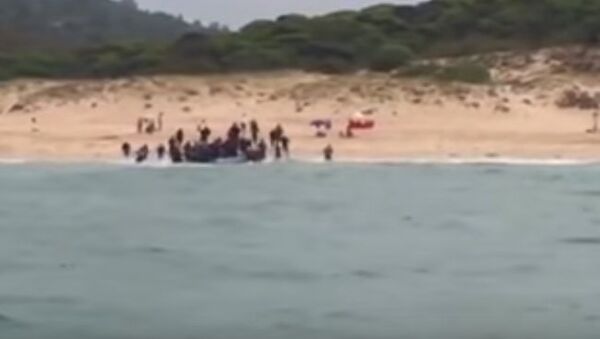 Беженцы из Африки высадились на нудистском пляже в Испании - Sputnik Казахстан