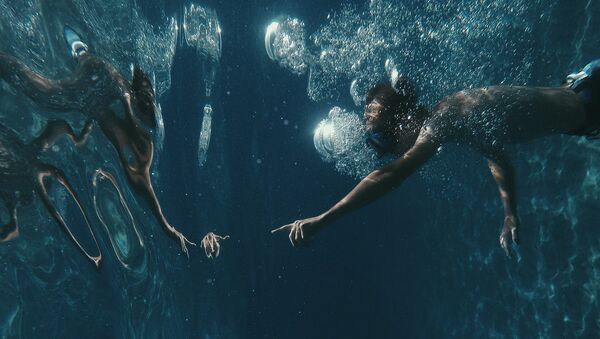 Человек плывет под водой, архивное фото - Sputnik Казахстан