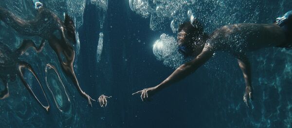 Человек плывет под водой, архивное фото - Sputnik Казахстан