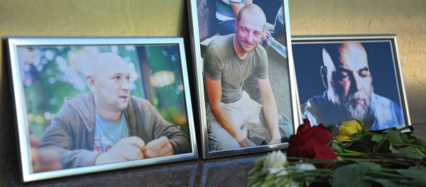 Цветы у Дома журналиста в память об убитых журналистах: Орхана Джемаля, Кирилла Радченко и Александра Расторгуева (справа налево) - Sputnik Казахстан