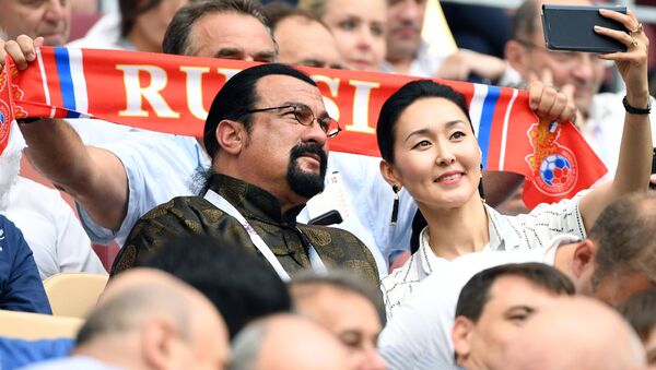 Актер Стивен Сигал с супругой Эрдэнэтуе Бацук - Sputnik Казахстан