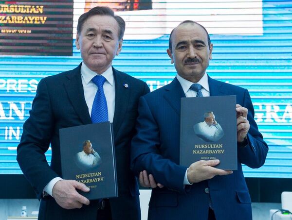 Начальник Канцелярии президента РК Махмуд Касымбеков (слева) и помощник президента Республики Азербайджан Али Гасанов  - Sputnik Казахстан