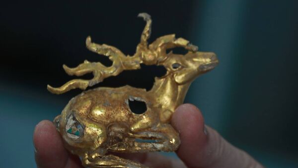 Золотые артефакты, найденные при раскопках кургана Елеке сазы в Восточно-Казахстанской области - Sputnik Казахстан