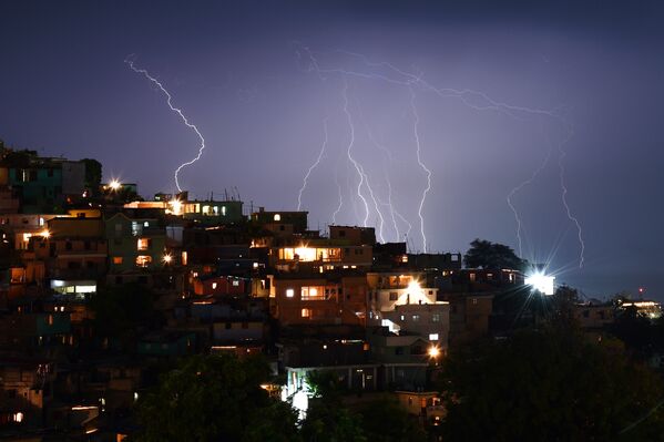 Во время вечерней грозы в столице Гаити Порт-о-Пренс - Sputnik Казахстан