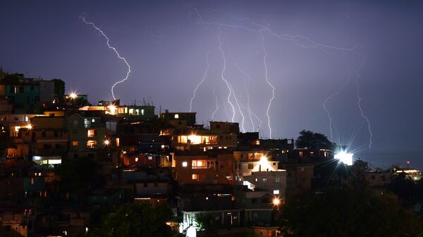 во время вечерней грозы в столице Гаити Порт-о-Пренс - Sputnik Казахстан