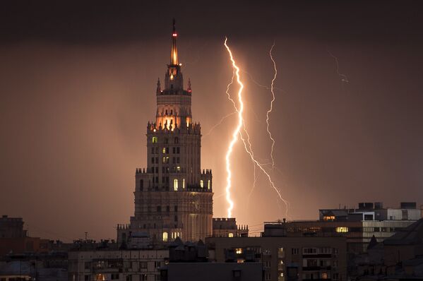 Электрический разряд возле сталинской высотки в Москве - Sputnik Казахстан
