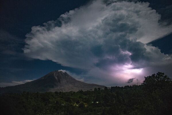 Молния над вулканом Синабунг в Индонезии - Sputnik Казахстан